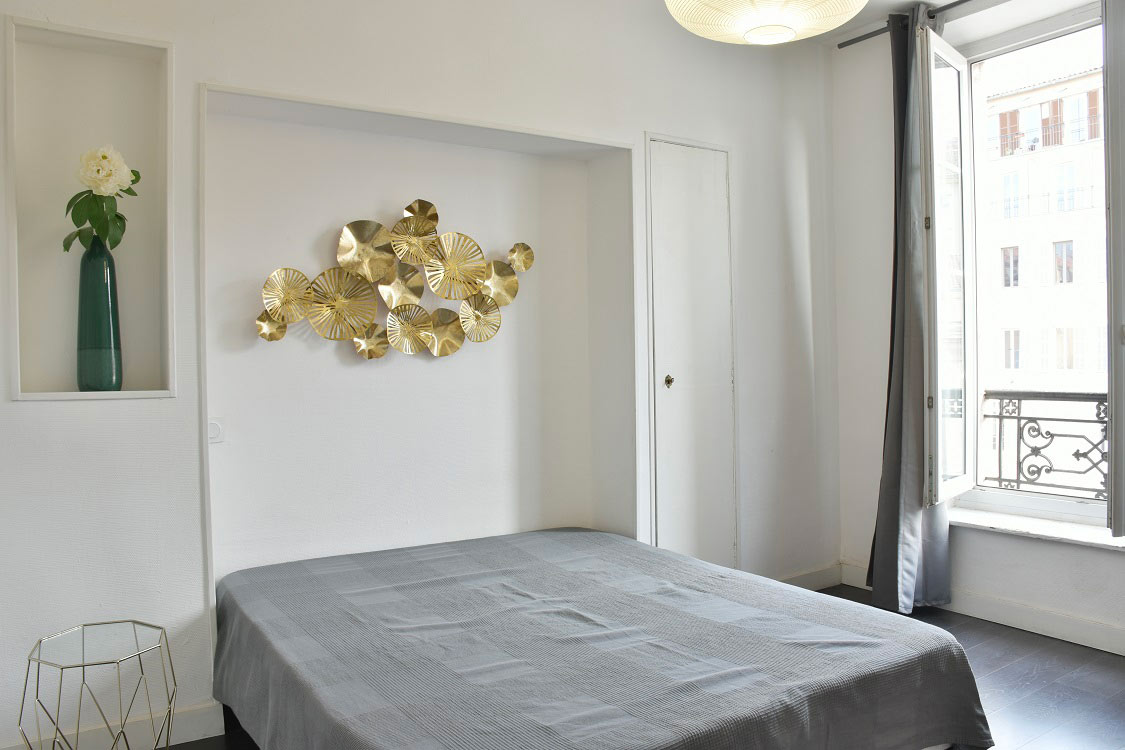 Voici la première chambre de notre location meublée sur le cours Estienne D'orves dans le 13001 à Marseille.