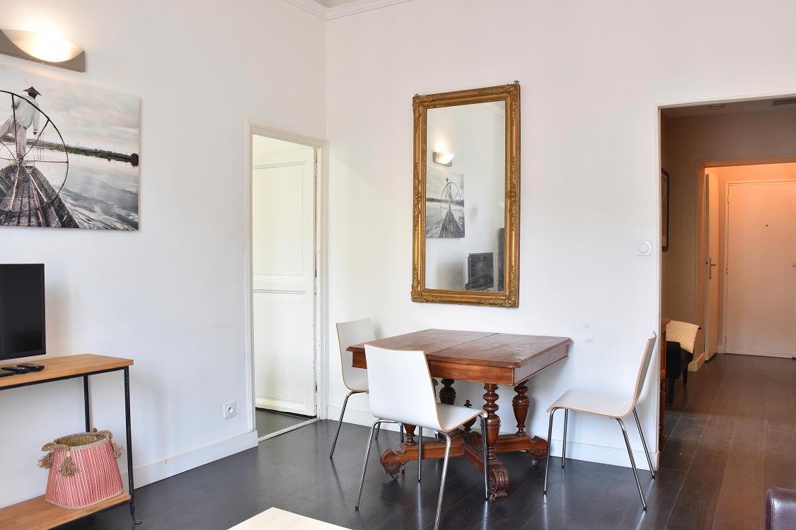Voici le salon de notre location meublée sur le cours Estienne D'orves dans le 13001 à Marseille.
