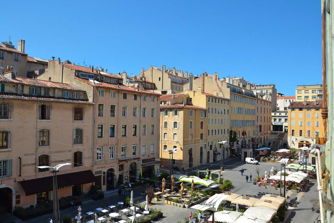 Voici la vue de notre location meublée sur le cours Estienne D'orves dans le 13001 à Marseille.