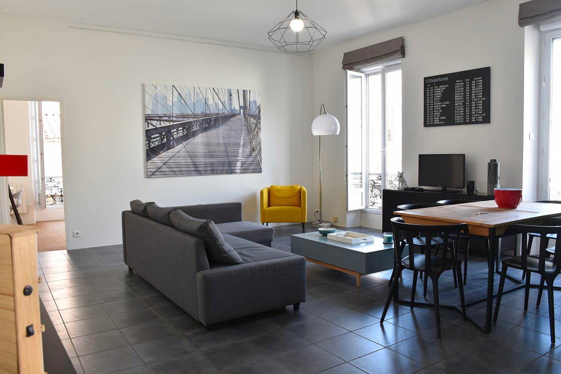 Le salon de la location meublée rue Dragon dans le 13006 à Marseille.